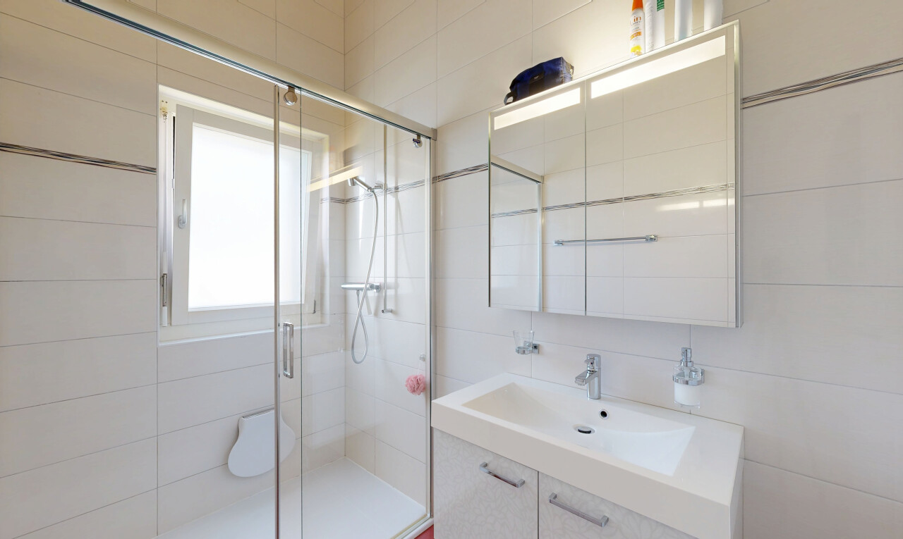 bad mit dusche, spiegel, komplettes badezimmer, schminktisch, und waschbecken