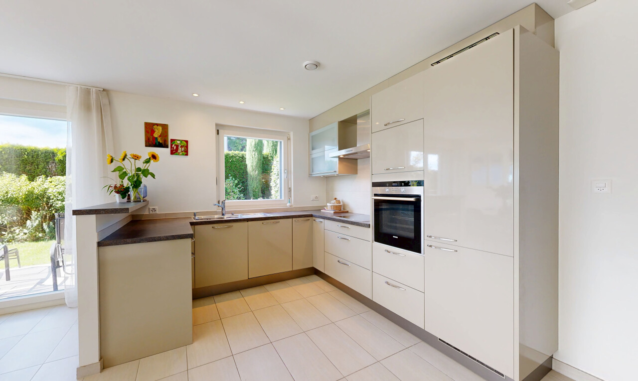 küche mit dunstabzugshaube, dark countertops, arbeitsplatten, light floor, und ofen