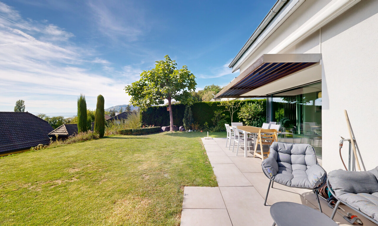 garten mit markise, from property, rasen, day time, und terrasse