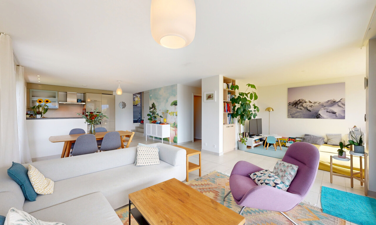 wohn- / esszimmer mit gipskartonwand, drywall, pendelleuchte, und fernseher
