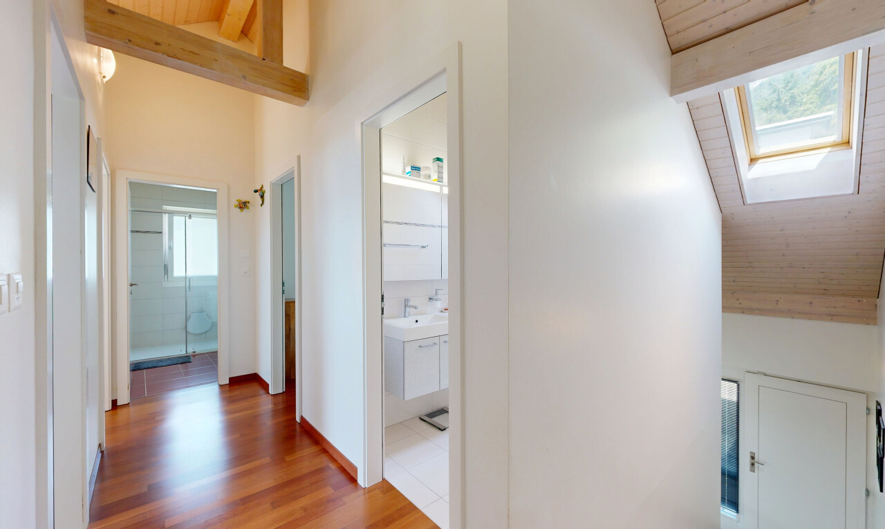 halle / korridor mit high end ceiling, wood ceiling, holzdecke, drywall, und gipskartonwand