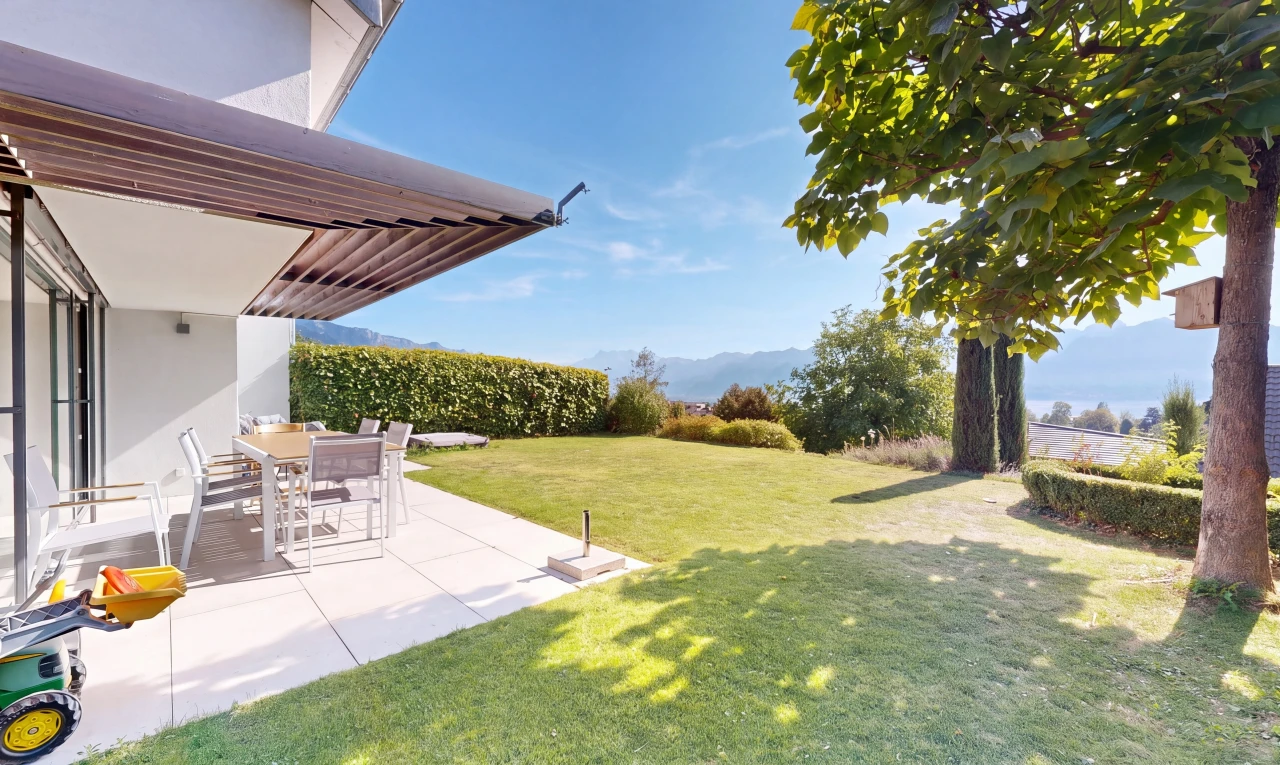garten mit from property, rasen, terrasse, day time, und markise