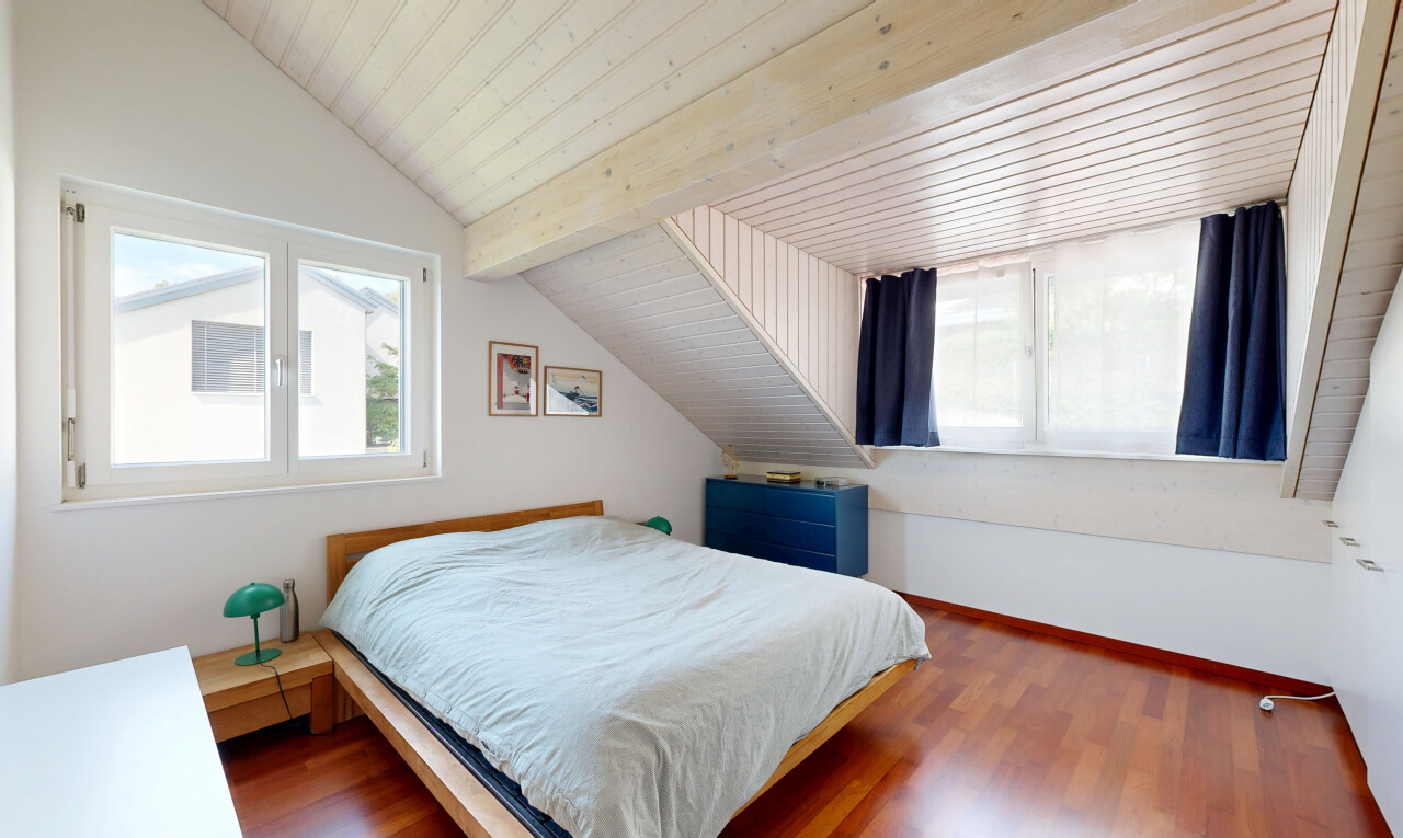 zimmer / schlafzimmer mit vaulted ceiling, dachschräge, drywall, gipskartonwand, und zusätzliches zimmer