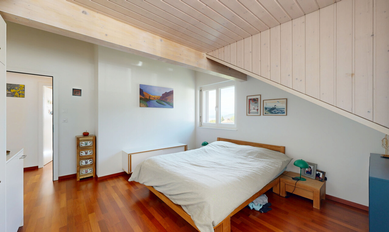 zimmer / schlafzimmer mit drywall, gipskartonwand, high end ceiling, inside property, und wood finish floor