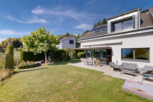 außenansicht mit terrasse, from property, day time, rasen, und property visible