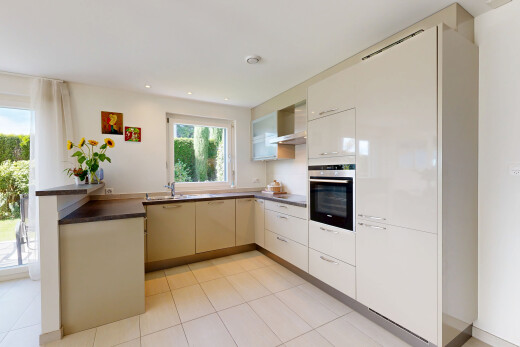 küche mit dunstabzugshaube, dark countertops, arbeitsplatten, light floor, und ofen