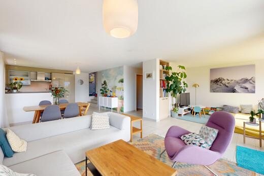 wohn- / esszimmer mit gipskartonwand, drywall, pendelleuchte, und fernseher