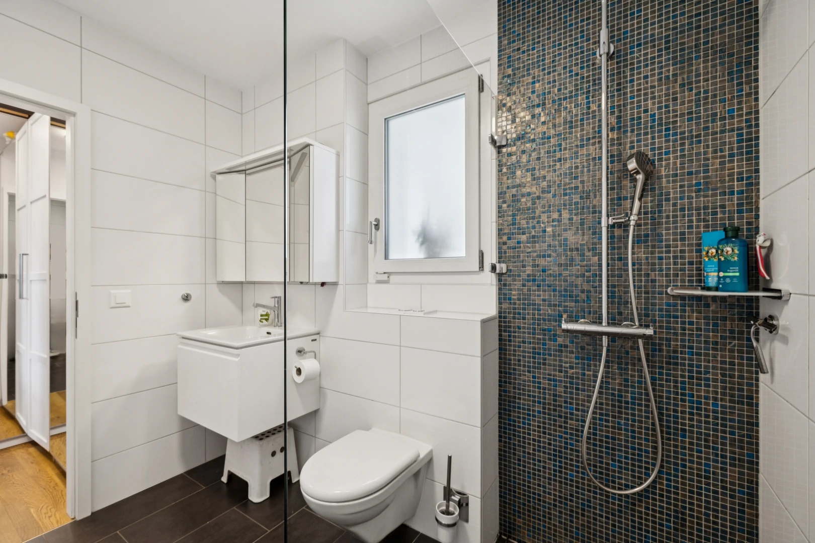 salle de bains avec miroir, douche, salle de bain complète, tile wall, et mur en carrelage