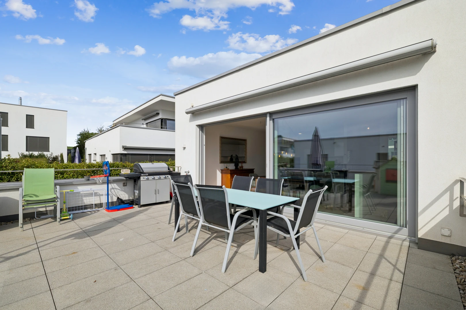terrasse avec coin repas extérieur, gril, et day time
