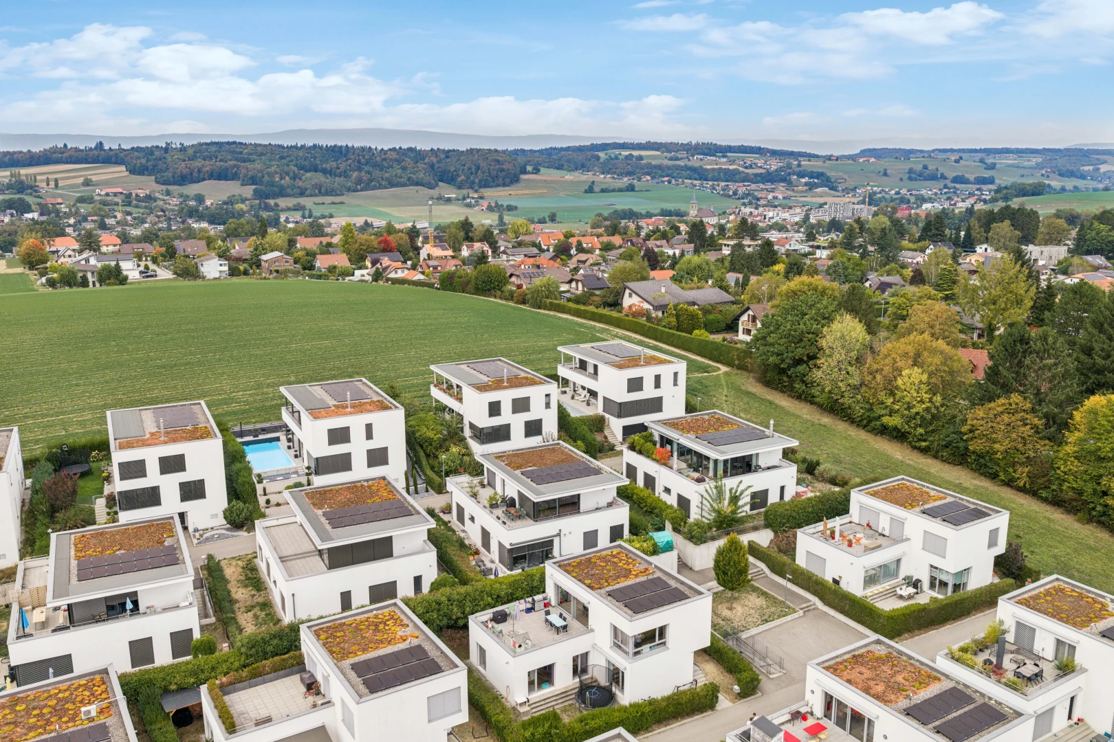 vue sur la montagne avec day time, residential view, vue résidentielle, et neighborhood view