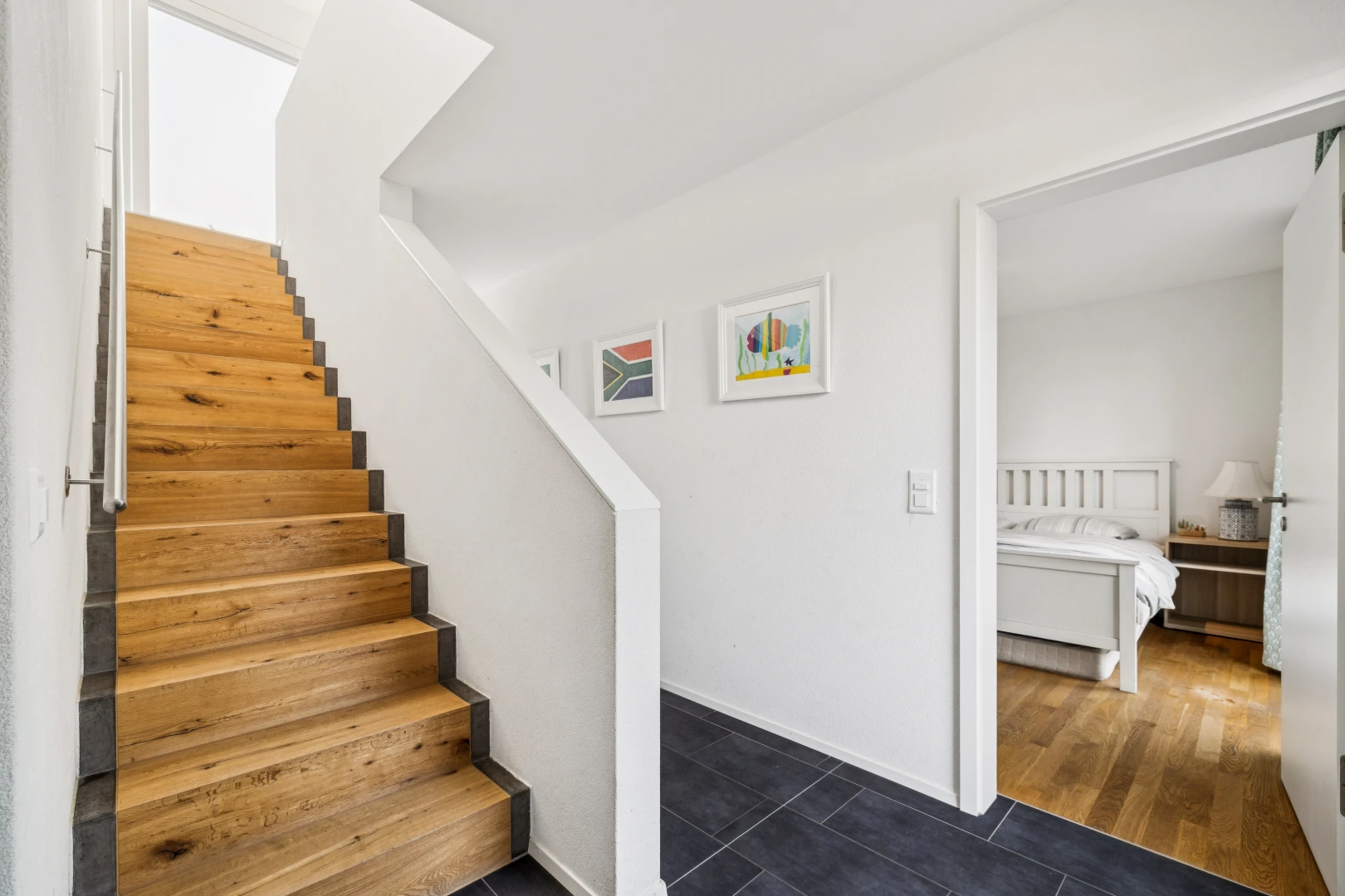 escaliers avec wood finish stairs, drywall, cloison sèche, escaliers, et inside property