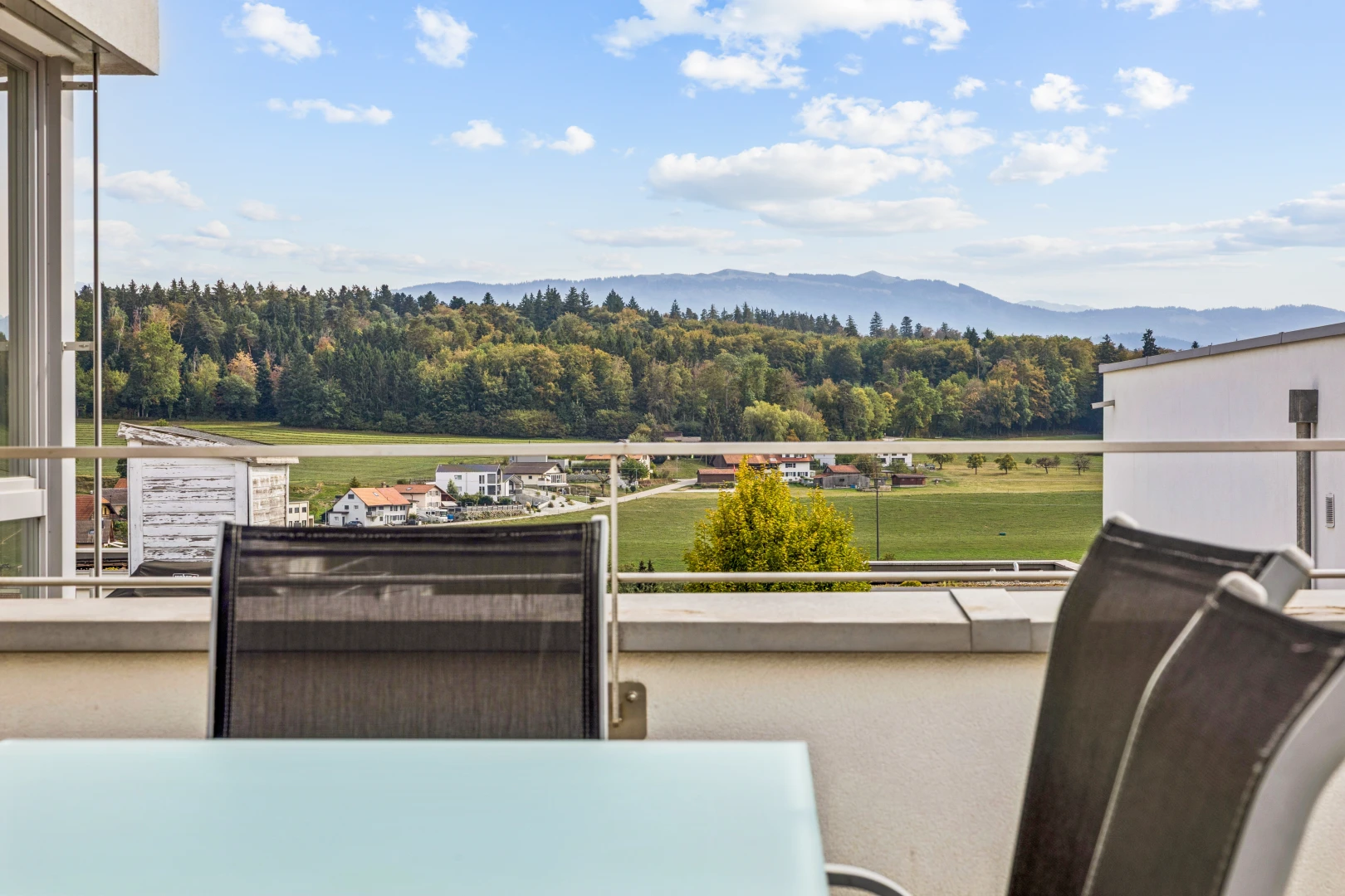 terrasse avec balcon, view focus, day time, forest view, et vue sur la forêt