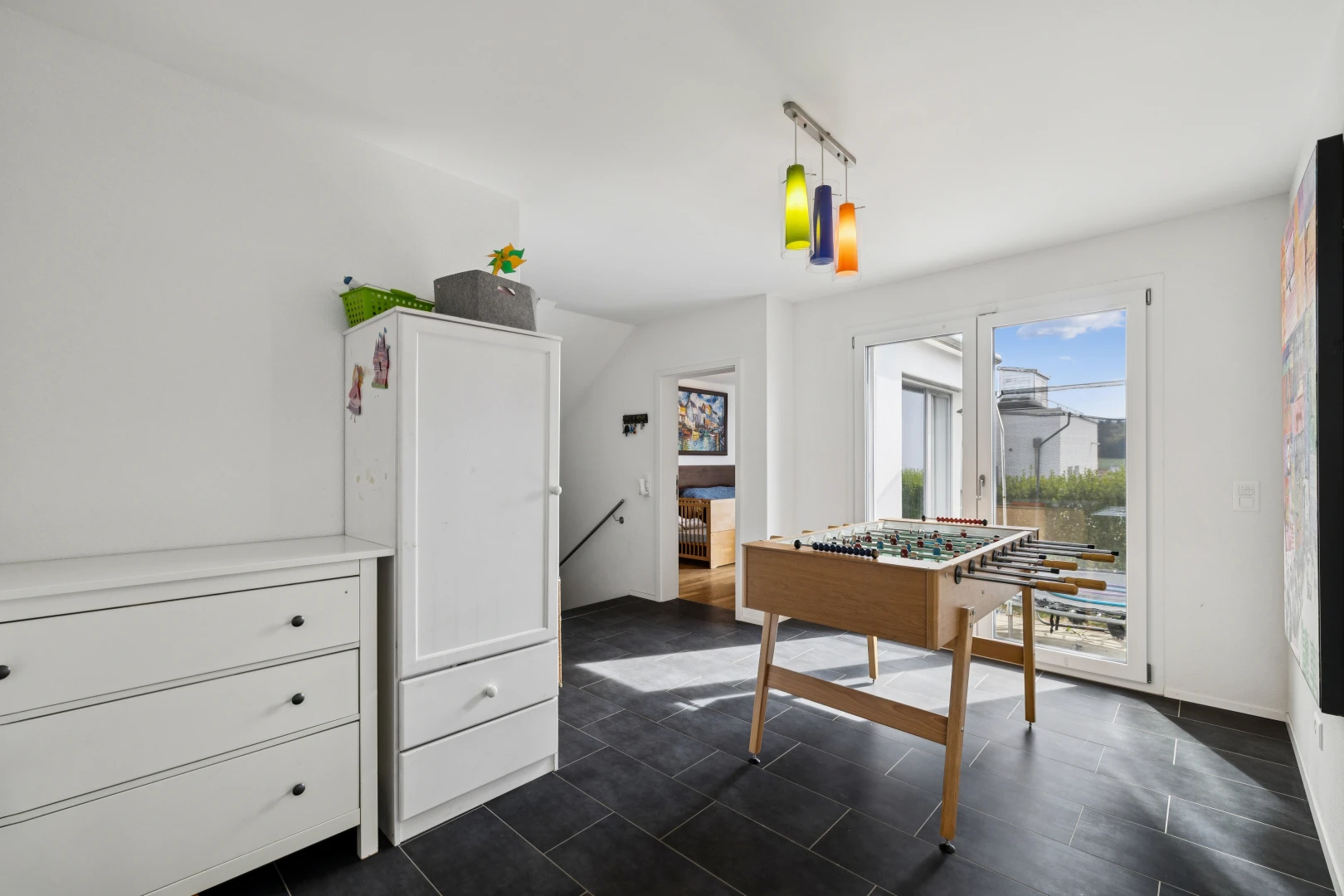 chambre avec accès à l'extérieur, dark floor, drywall, cloison sèche, et escaliers