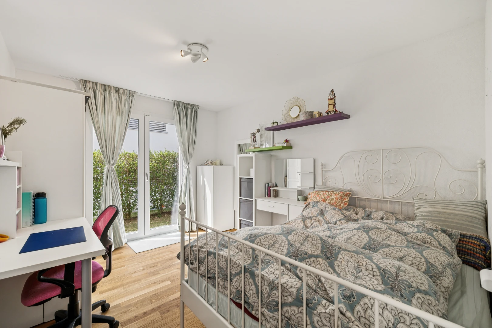 chambre avec espace bureau, accès à l'extérieur, drywall, cloison sèche, et wood finish floor