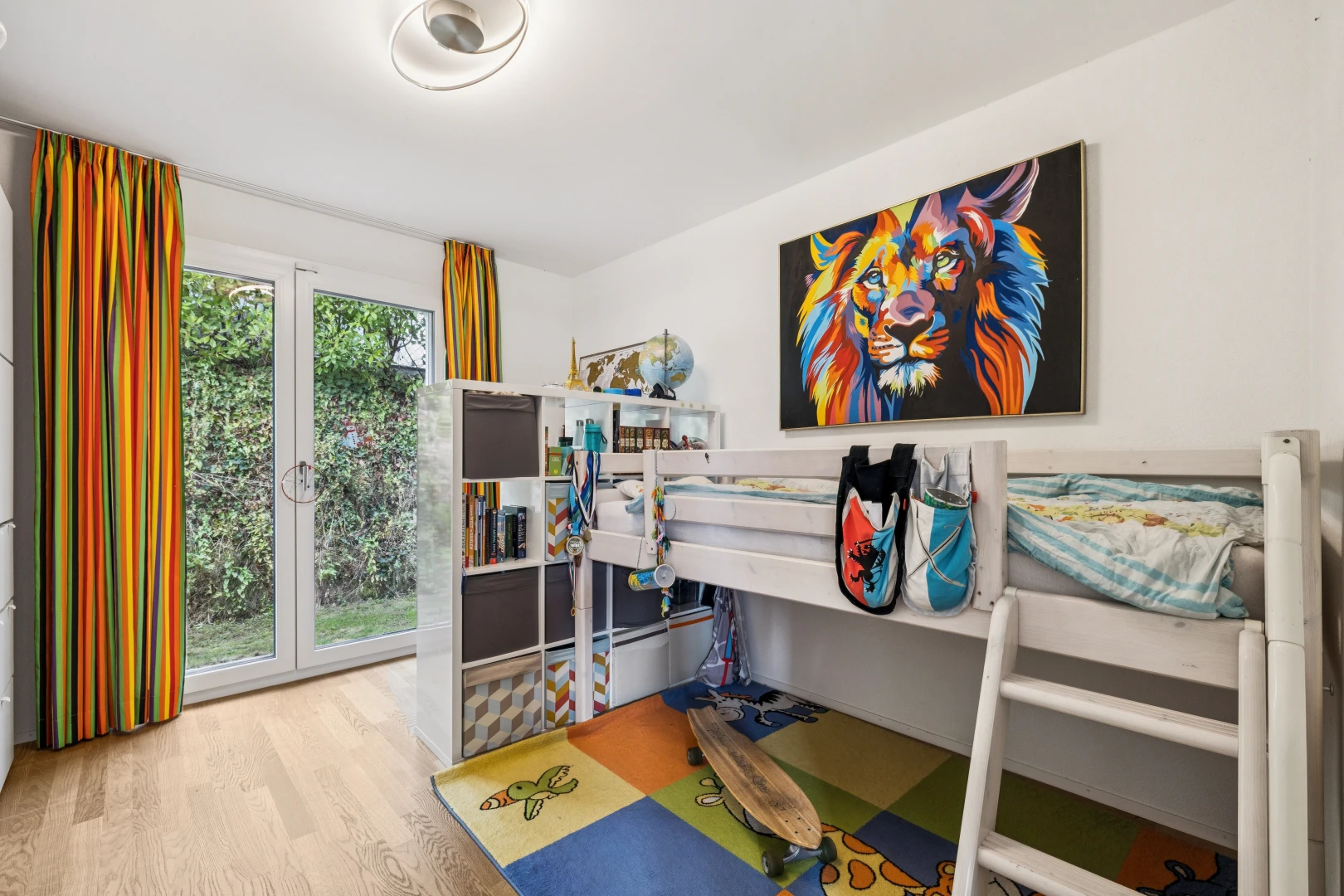 chambre avec accès à l'extérieur, inside property, cloison sèche, drywall, et sol en finition bois