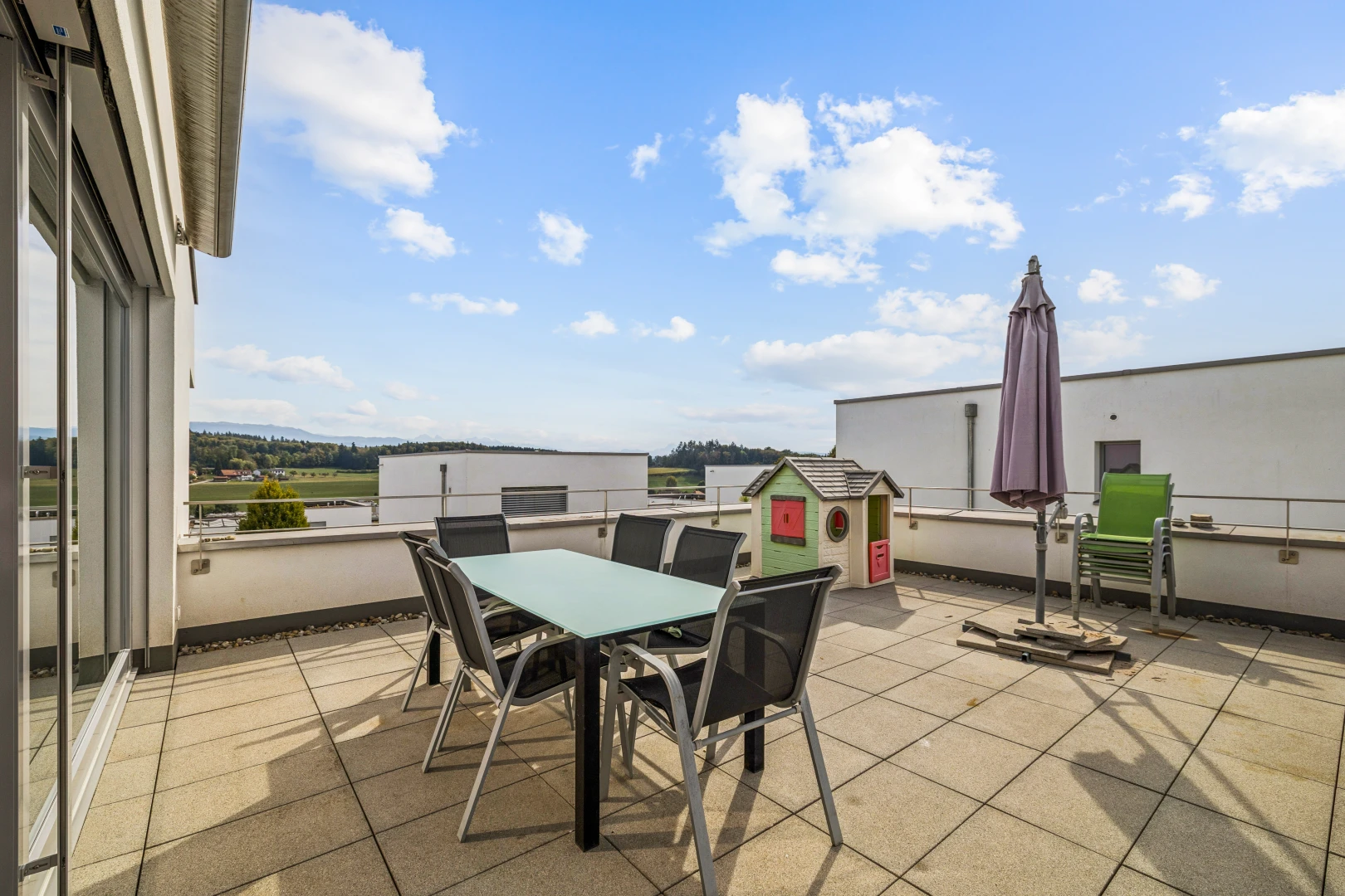 terrasse avec terrasse, coin repas extérieur, day time, et from property