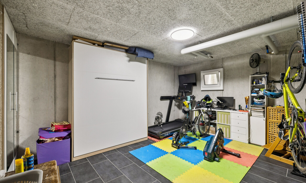 fitnessstudio mit keller, concrete wall, betonmauer, dark floor, und fernseher
