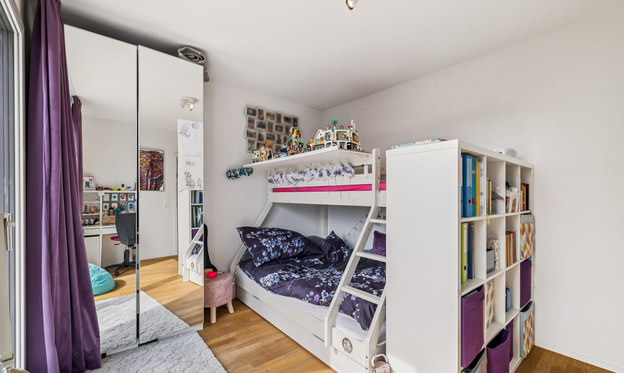 zimmer / schlafzimmer mit drywall, gipskartonwand, wood finish floor, holzfußboden, und inside property