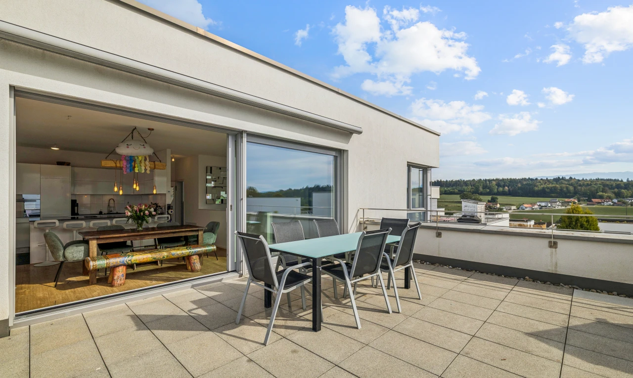 terrasse avec day time, coin repas extérieur, et terrasse