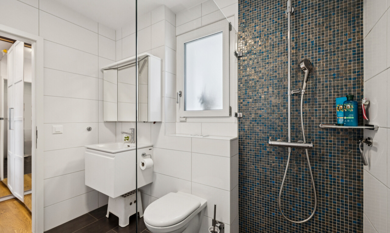 bad mit spiegel, dusche, komplettes badezimmer, tile wall, und fliesenwand