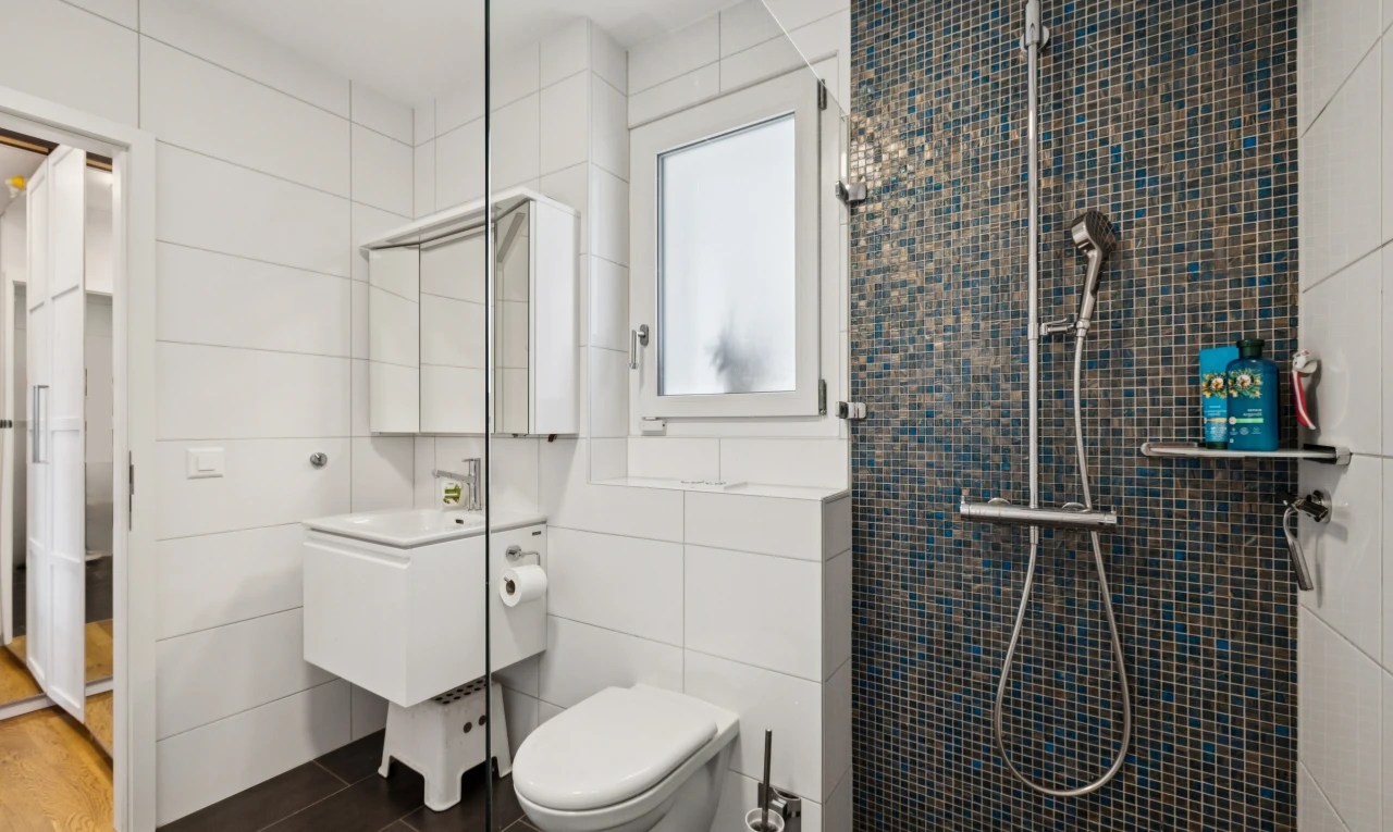 salle de bains avec miroir, douche, salle de bain complète, tile wall, et mur en carrelage