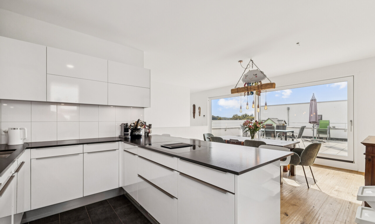 küche mit schränke mit flachen paneelen, flat panel cabinets, arbeitsplatten, dark countertops, und dark floor