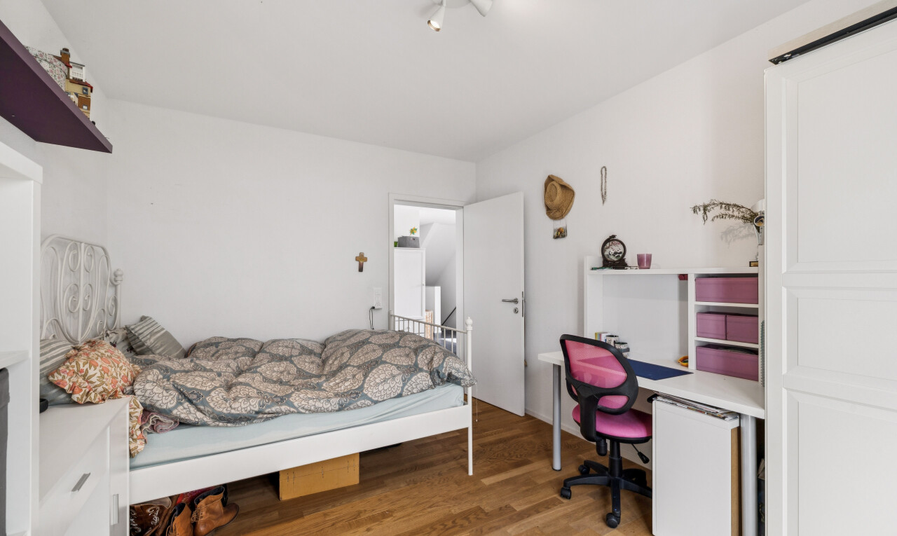 zimmer / schlafzimmer mit gipskartonwand, drywall, bürobereich, holzfußboden, und wood finish floor
