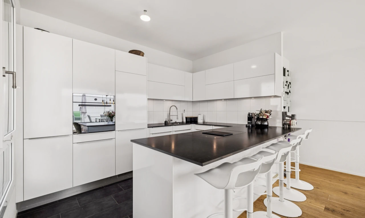 cuisine avec dark countertops, plans de travail, dark floor, flat panel cabinets, et armoires à panneau plat