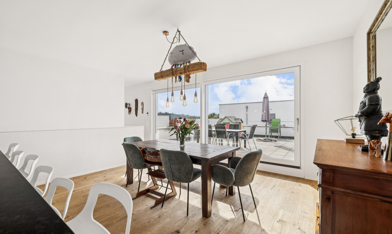 esszimmer mit holzfußboden, wood finish floor, inside property, gipskartonwand, und drywall