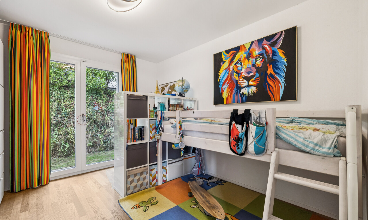 zimmer / schlafzimmer mit außenzugang, inside property, gipskartonwand, drywall, und holzfußboden
