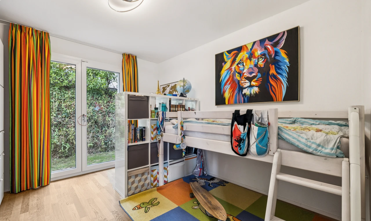 chambre avec accès à l'extérieur, inside property, cloison sèche, drywall, et sol en finition bois