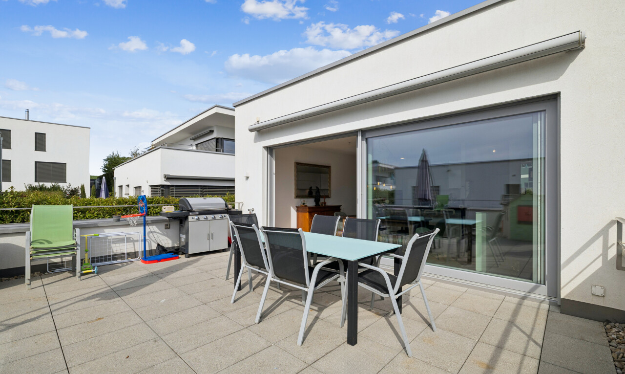 terrasse mit essbereich im freien, grill, und day time