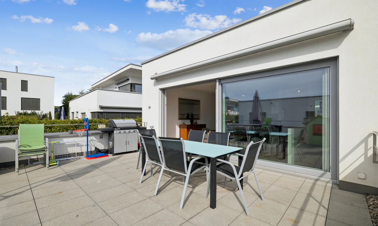 terrasse avec coin repas extérieur, gril, et day time