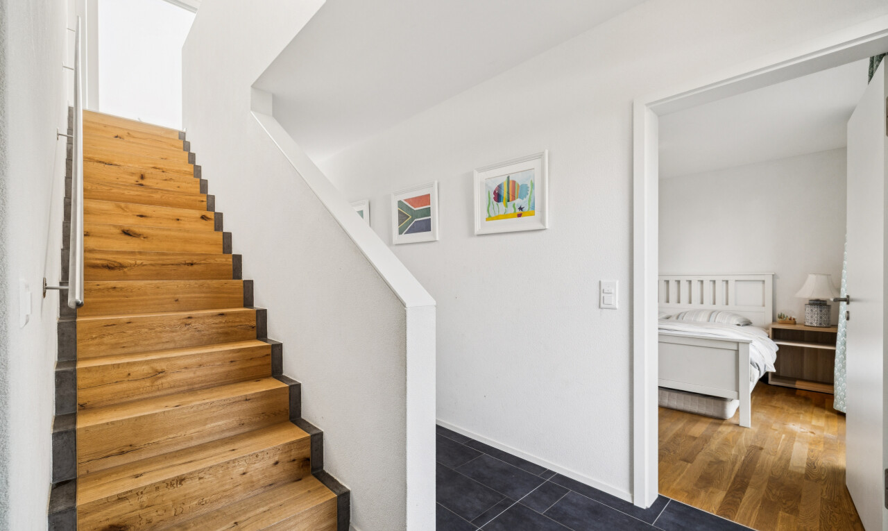 treppe mit wood finish stairs, drywall, gipskartonwand, treppen, und inside property
