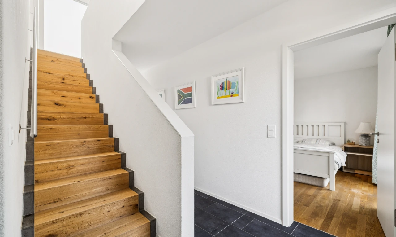 escaliers avec wood finish stairs, drywall, cloison sèche, escaliers, et inside property