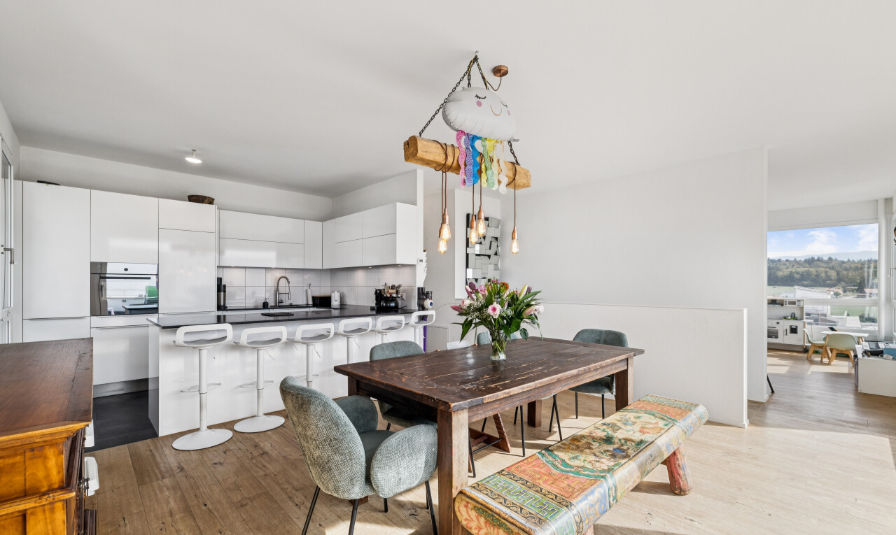 küche mit weiße schränke, white cabinets, küchenbar, kitchen bar, und holzfußboden