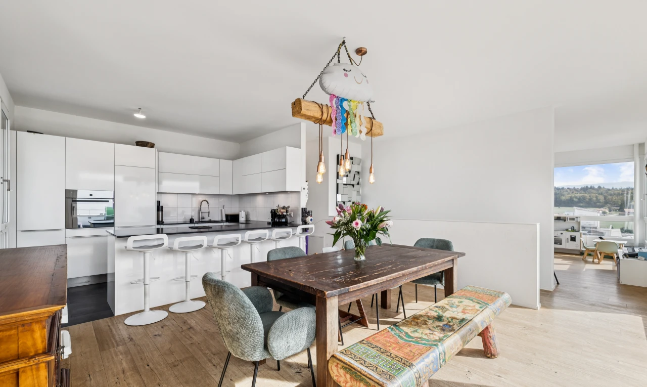 cuisine avec armoires blanches, white cabinets, bar de cuisine, kitchen bar, et sol en finition bois