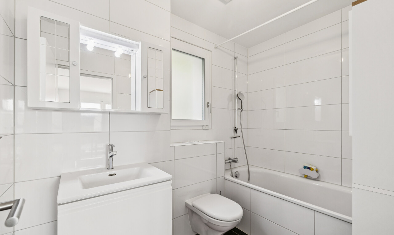 bad mit kombiniertes bad / dusche, komplettes badezimmer, toilette, schminktisch, und tile wall