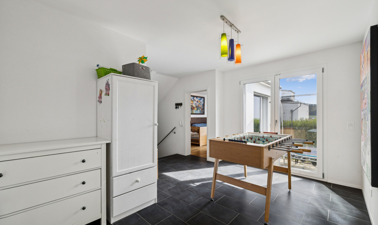 zimmer / schlafzimmer mit außenzugang, dark floor, drywall, gipskartonwand, und treppen