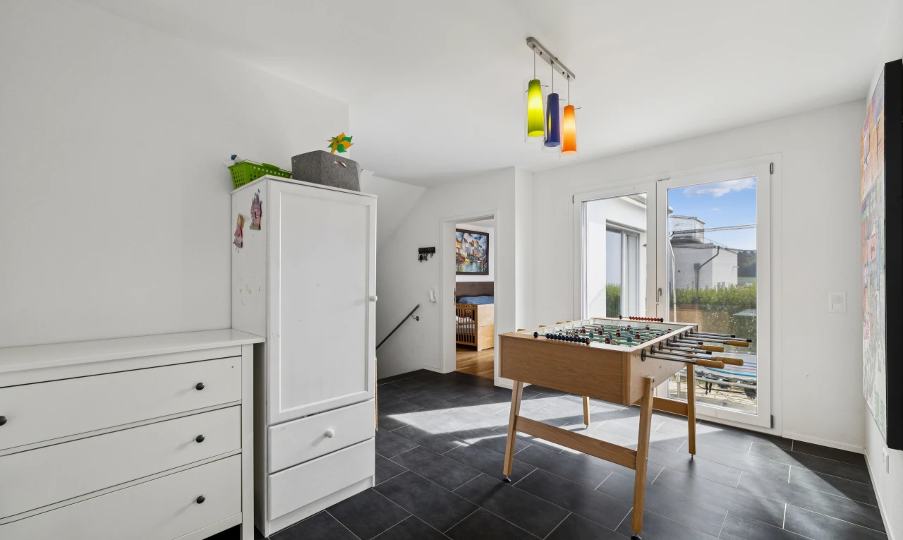chambre avec accès à l'extérieur, dark floor, drywall, cloison sèche, et escaliers