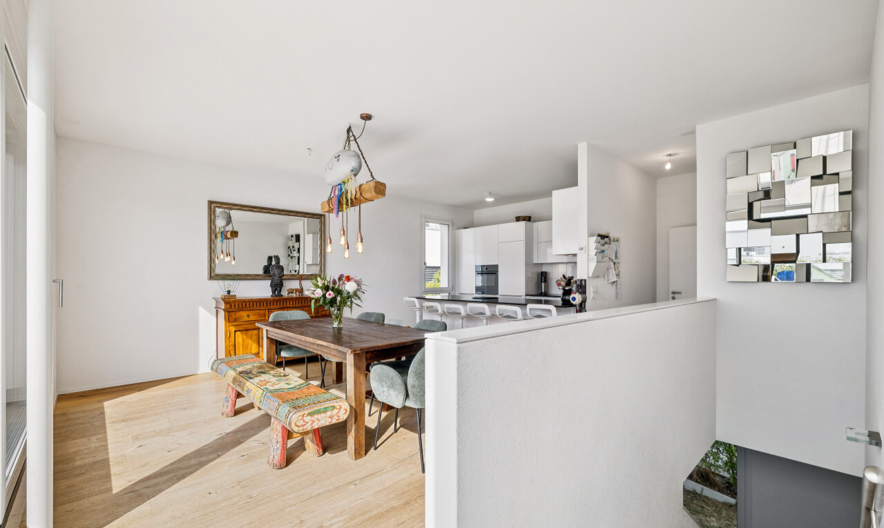 esszimmer mit drywall, gipskartonwand, wood finish floor, holzfußboden, und inside property