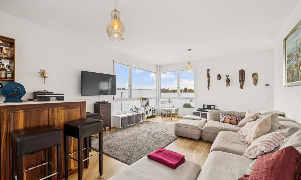 wohnzimmer mit pendelleuchte, fernseher, drywall, gipskartonwand, und bar im innenbereich
