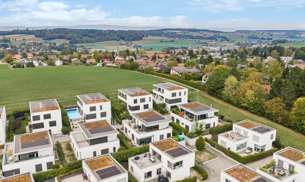 vue sur la montagne avec day time, residential view, vue résidentielle, et neighborhood view