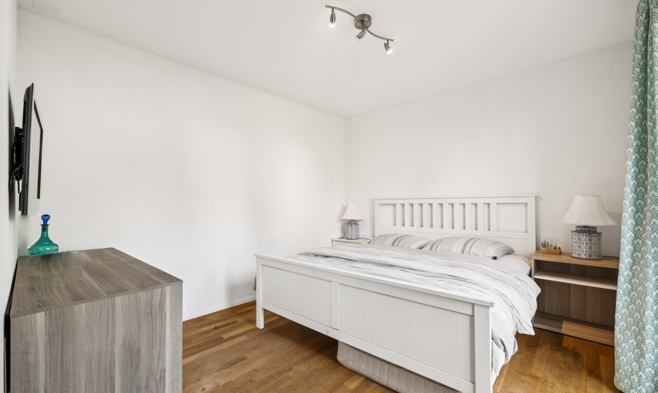 zimmer / schlafzimmer mit deckenbeleuchtung, wood finish floor, holzfußboden, drywall, und gipskartonwand