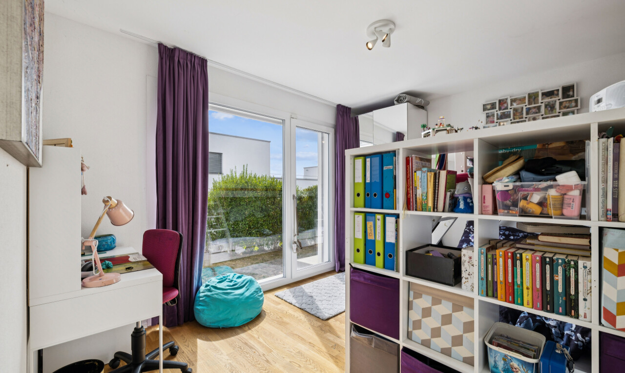 büro mit außenzugang, day time, holzfußboden, wood finish floor, und inside property