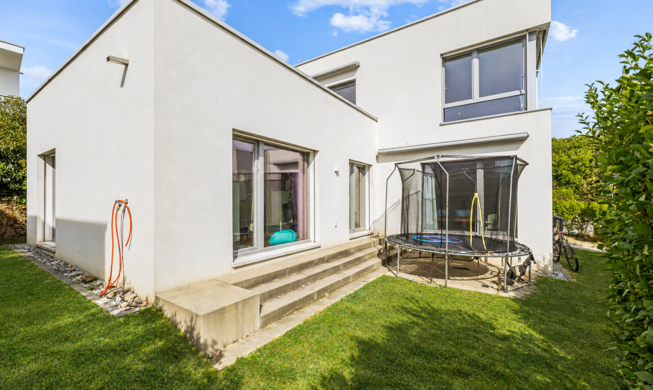 außenansicht mit stuckverkleidung, terrasse, property visible, trampolin, und rasen