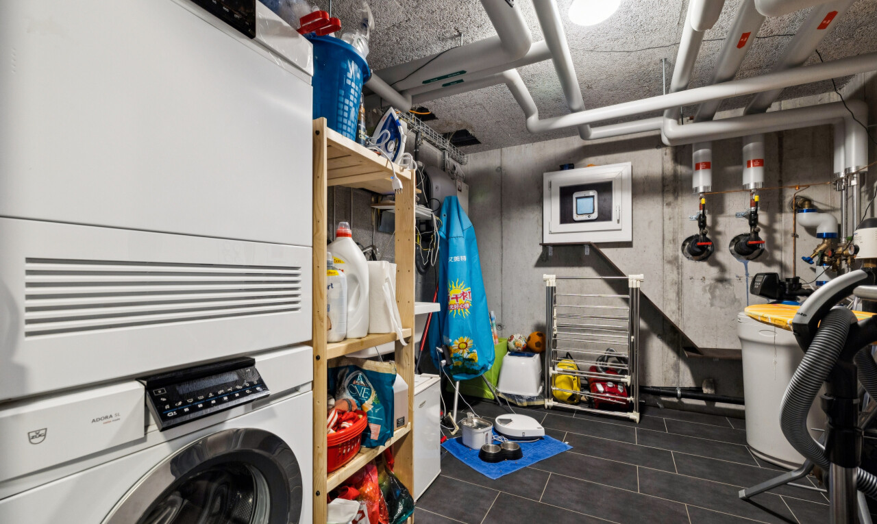 wäschekammer mit keller, tumbler, wäscherei, dark floor, und inside property