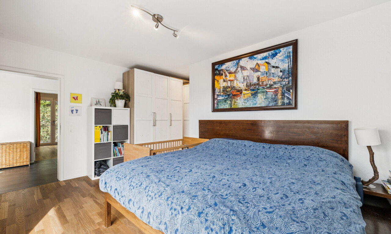 zimmer / schlafzimmer mit deckenbeleuchtung, drywall, gipskartonwand, wood finish floor, und holzfußboden