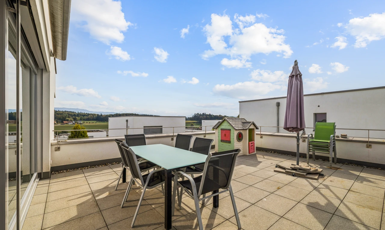 terrasse avec terrasse, coin repas extérieur, day time, et from property