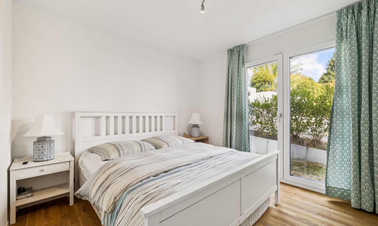 zimmer / schlafzimmer mit deckenbeleuchtung, außenzugang, wood finish floor, holzfußboden, und drywall